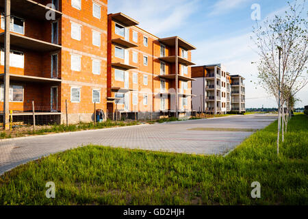 Edificio in costruzione e nuovo blocco in background. Foto Stock