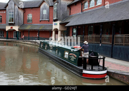 Un Anglo Welsh narrowboat noleggio sul canale di Oxford in Banbury accanto al castello Quay Shopping Centre Foto Stock