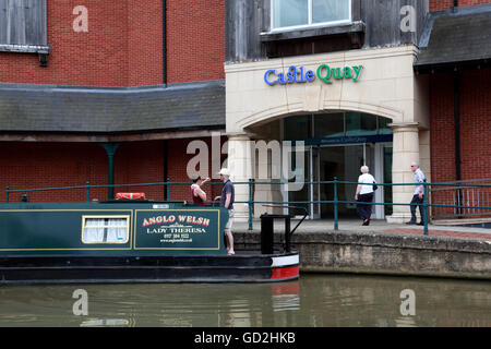 Un Anglo Welsh narrowboat noleggio sul canale di Oxford in Banbury accanto al castello Quay Shopping Centre Foto Stock