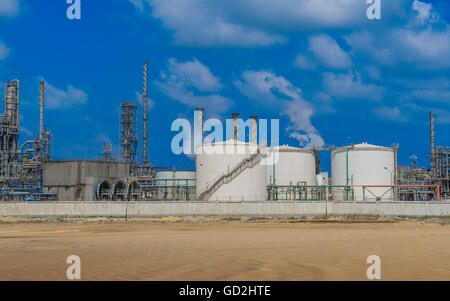 Olio e Gas impianto di raffineria a luce del giorno Foto Stock