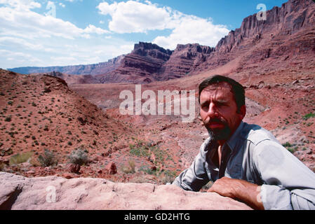 Edward Abbey nel deserto nel luglio 1969. Foto Stock