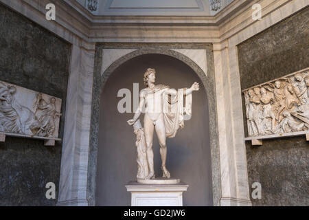 Apollo del Belvedere statua nel cortile ottagonale (Cortile Ottagono), il Museo del Vaticano, Roma, Italia. Foto Stock