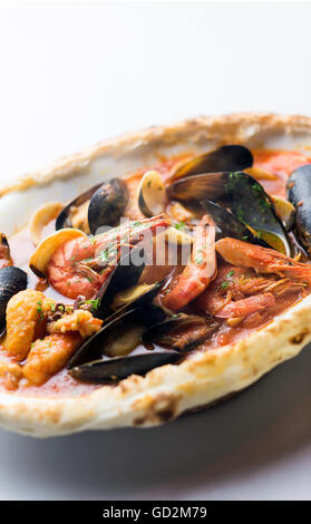 Cozze gamberi e pesce piatti a base di frutti di mare e pomodoro piccante puttanesca marinara pasta Foto Stock