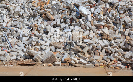 Cumulo di macerie costituiti da mattoni e cemento Foto Stock