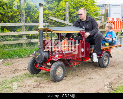 Uomo alla guida di un modello di vapore Foden carrello con due ragazzi in sella dietro a Roxby Cleveland Heritage Weekend 2016 Foto Stock