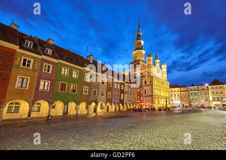 Piazza del Mercato Vecchio di Poznan di notte, esposizione a lungo effetto, Polonia. Foto Stock