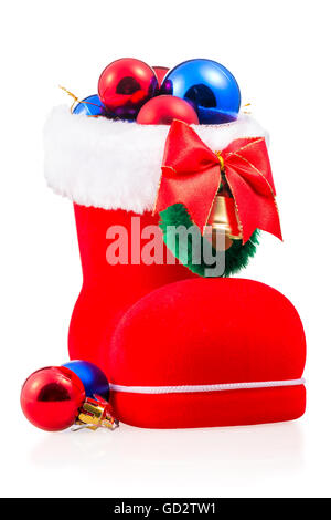 Natale boot rosso pieno di palle di Natale su sfondo bianco isolato Foto Stock