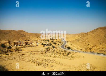 Vista della strada di montagna nel deserto del Sahara, Tunisia, Africa Foto Stock