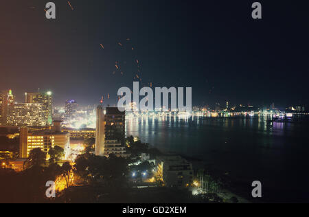 La città di Pattaya e mare nel crepuscolo, tradizionale Thailands Loy Krathong Festival. Sky lanterne in cielo Foto Stock