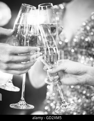 Celebrazione. Persone azienda bicchieri di champagne facendo un brindisi. DOF. Luce naturale. Foto in movimento. Immagine in bianco e nero Foto Stock