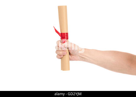 Diploma con un nastro rosso in mano su sfondo bianco Foto Stock