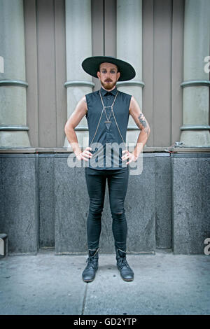 Ritratto di un uomo vestito in tutto nero con una grande colmato hat. A Witchsfest nel Greenwich Village di New York City Foto Stock