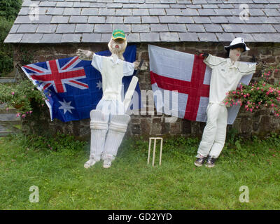 Due Scarecrows vestito come inglese e il Cricketers australiano che rappresentano le ceneri Cricket Contest, Devon, Inghilterra, Regno Unito Foto Stock