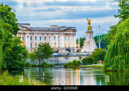 Buckingham Palace visto da St James Park a Londra Foto Stock
