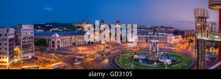 Vista al tramonto su Plaça d'Espanya o Plaza de España, Barcellona, in Catalogna, Spagna Foto Stock