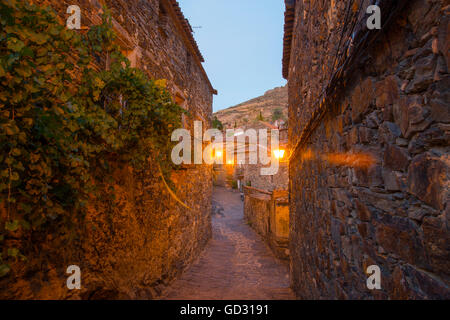 Strada di ciottoli, Vista notte. Patones de Arriba, provincia di Madrid, Spagna. Foto Stock