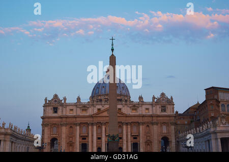 La Basilica di San Pietro e il Vaticano all'Alba Roma Lazio Italia Europa Foto Stock