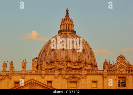 Le statue di Gesù e gli Apostoli al di sopra della facciata della Basilica di San Pietro, Roma Lazio Italia Europa Foto Stock