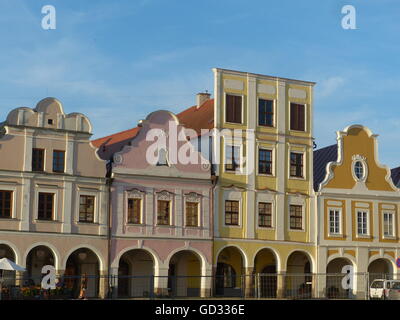 Telc, Moravia, villette a schiera in stile barocco con arco rinascimentale Foto Stock