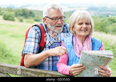 Coppia senior escursionismo in campagna Foto Stock