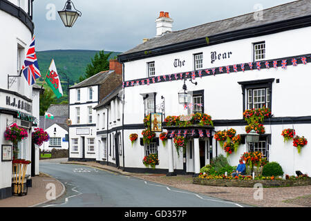 L'Orso pub, nel villaggio di Crickhowell, Powys, Wales UK Foto Stock