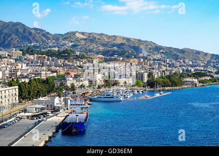 Il porto di Messina, Sicilia, Italia Foto Stock