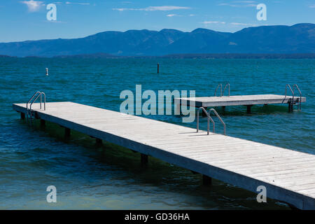 Nuotare docks su un tranquillo lago Flathead in Polson, Montana, USA. Foto Stock