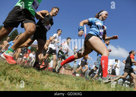 Sofia, Bulgaria - 10 Luglio 2016: centinaia di persone partecipano a una maratona di massa in esecuzione evento sportivo in Vitosha mou Foto Stock