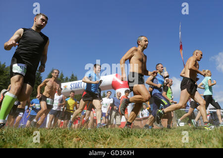 Sofia, Bulgaria - 10 Luglio 2016: centinaia di persone partecipano a una maratona di massa in esecuzione evento sportivo in Vitosha mou Foto Stock