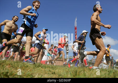 Sofia, Bulgaria - 10 Luglio 2016: centinaia di persone partecipano a una maratona di massa in esecuzione evento sportivo in Vitosha mou Foto Stock