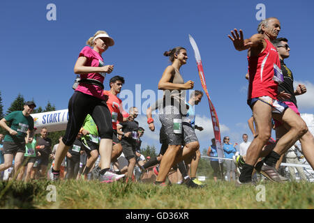 Sofia, Bulgaria - 10 Luglio 2016: centinaia di persone partecipano a una maratona di massa in esecuzione evento sportivo in Vitosha mou Foto Stock