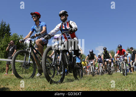 Sofia, Bulgaria - 10 Luglio 2016: centinaia di motociclisti stanno partecipando ad una messa in bicicletta evento sportivo in montagna Vitosha nea Foto Stock