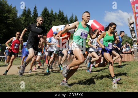 Sofia, Bulgaria - 10 Luglio 2016: centinaia di persone partecipano a una maratona di massa in esecuzione evento sportivo in Vitosha mou Foto Stock