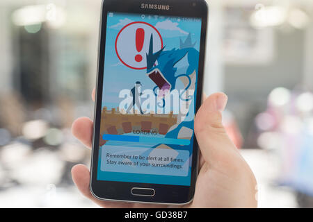 Android utente Gioca Pokemon Go, un gioco di realtà aumentata gioco mobile sviluppata da Niantic per iOS e dispositivi Android Foto Stock