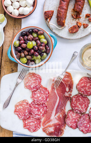 Italiano o Spagnolo selezione di carne, il concetto di tapas Foto Stock