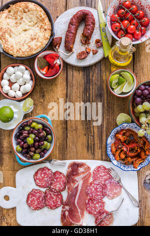 Sfondo di tapas, overhead sul tavolo di legno Foto Stock