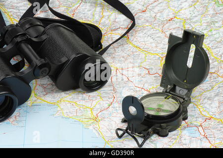 Porro binocolo e compasso militare giacente sulla mappa. Foto Stock