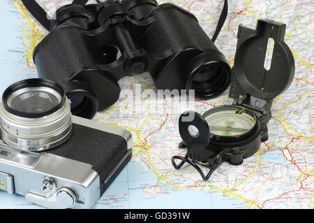 Binocoli Porro, Compasso militare e di telemetro vecchia telecamera analogica giacente sulla mappa. Foto Stock