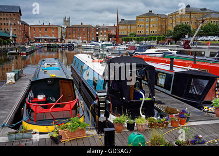 Regno Unito, Gloucestershire, Gloucester Docks, Canal Barges ormeggiati nel bacino Victoria. Foto Stock