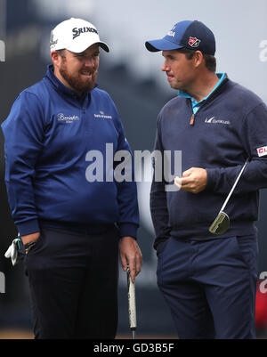 Irlandese Padraig Harrington (destra) e Shane Lowry parlare durante il giorno di pratica presso il Royal Troon Golf Club, South Ayrshire. Foto Stock