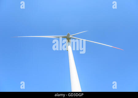 Le pale del motore eolico contro il cielo. Close-up. Foto Stock