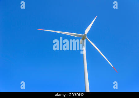 Le pale del motore eolico contro il cielo. Close-up. Foto Stock