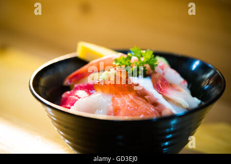 Chirashi sushi, il cibo Giapponese, ciotola di riso con salmone crudo sashimi, capesante, gamberetti, surf clam di uova di salmone, polpi, tonno e sw Foto Stock