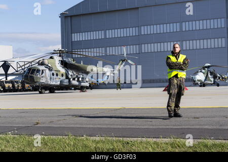 OSTRAVA, Repubblica Ceca - 22 settembre: l uomo sta su una pista durante la sessione di airshow giorni della NATO con la Czech militare Mil Mi-171Sh Foto Stock