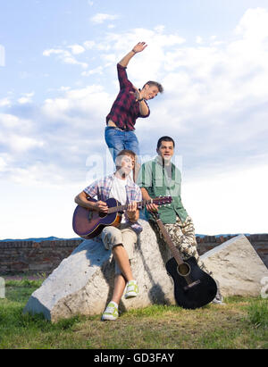 Tre uomini della banda musicale in posa, cantante divertendosi Foto Stock