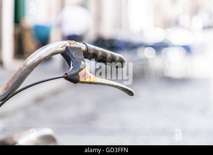 Vecchio arrugginito maniglia di bicicletta. Ambientalmente sicuro trasporto. Foto Stock