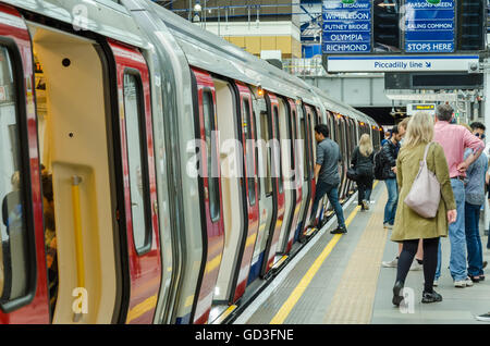 Un treno si siede nella stazione della metropolitana di Earl's Court in attesa di partire. Foto Stock