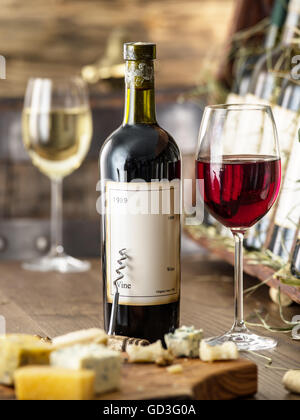 Bicchieri di vino e formaggio piastra. Analisi del vino. Foto Stock