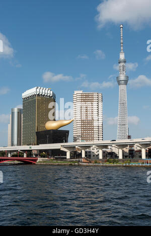 Tokyo Skytree Tower e Asahi headquarters building con Asahi fiamma Flamme d'Or, scultura, Tokyo, Giappone Foto Stock
