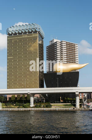 Tokyo Skytree Tower e Asahi headquarters building con Asahi fiamma Flamme d'Or, scultura, Tokio, Giappone Foto Stock